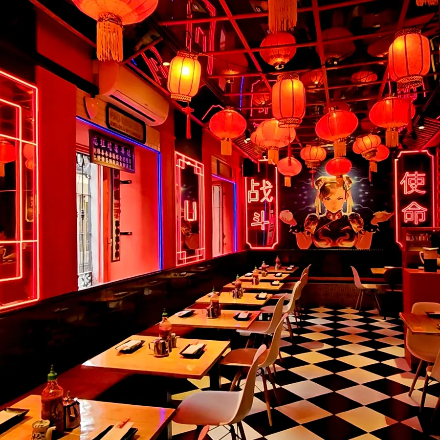 Interior de Chun-Li Callao: farolillos rojos, neón y suelo de ajedrez